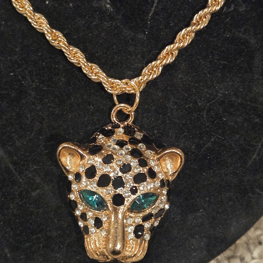 Elegant Gold Leopard Pendant Necklace